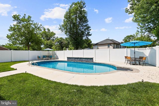6925 BARRETT RD, Falls Church, VA 22042