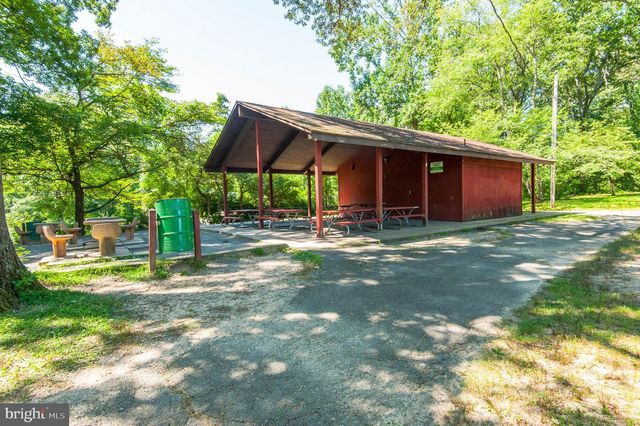 6925 BARRETT RD, Falls Church, VA 22042