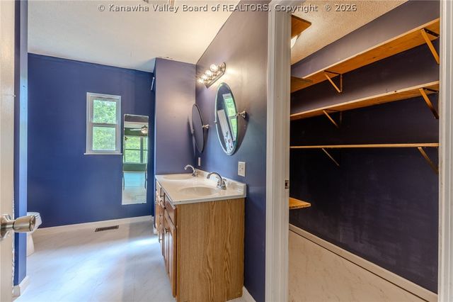 40 Wildberry Road, Charleston, WV 25312
