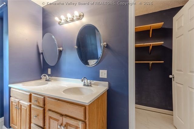 40 Wildberry Road, Charleston, WV 25312