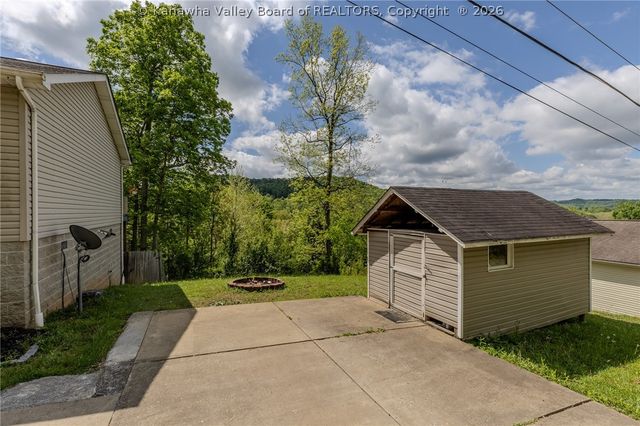 40 Wildberry Road, Charleston, WV 25312
