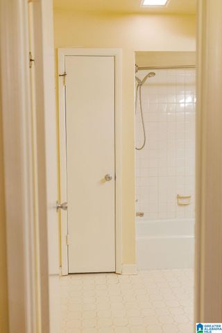 2053 Montreat Cir Apt D, Vestavia Hills, AL 35216
