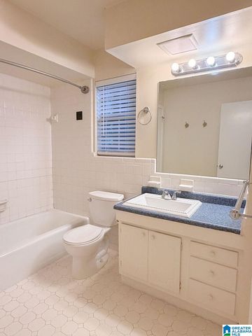 2053 Montreat Cir Apt D, Vestavia Hills, AL 35216
