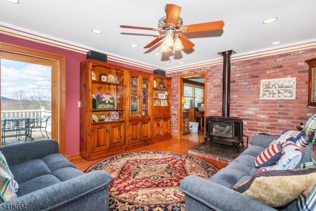 9 Mcatee Ln, Wanaque Boro, NJ 07465