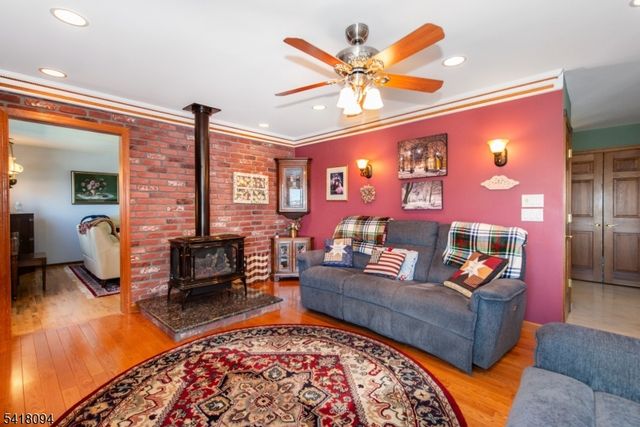 9 Mcatee Ln, Wanaque Boro, NJ 07465