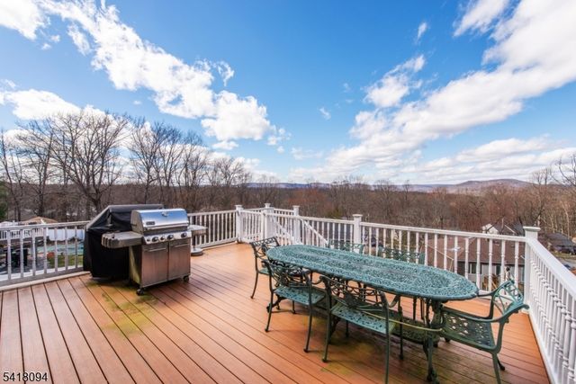 9 Mcatee Ln, Wanaque Boro, NJ 07465