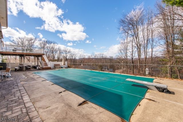 9 Mcatee Ln, Wanaque Boro, NJ 07465