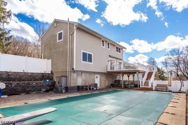 9 Mcatee Ln, Wanaque Boro, NJ 07465