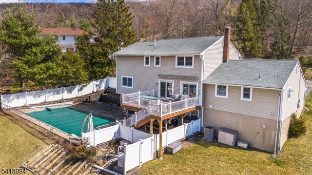 9 Mcatee Ln, Wanaque Boro, NJ 07465
