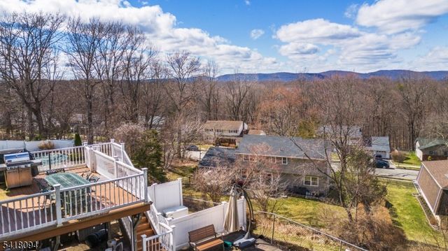 9 Mcatee Ln, Wanaque Boro, NJ 07465