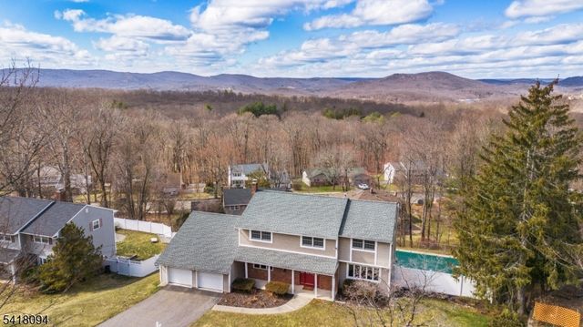 9 Mcatee Ln, Wanaque Boro, NJ 07465