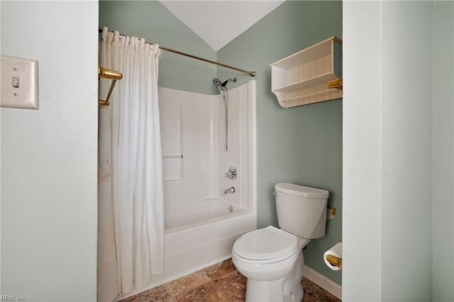 104 White Ridge LN, Yorktown, VA 23693