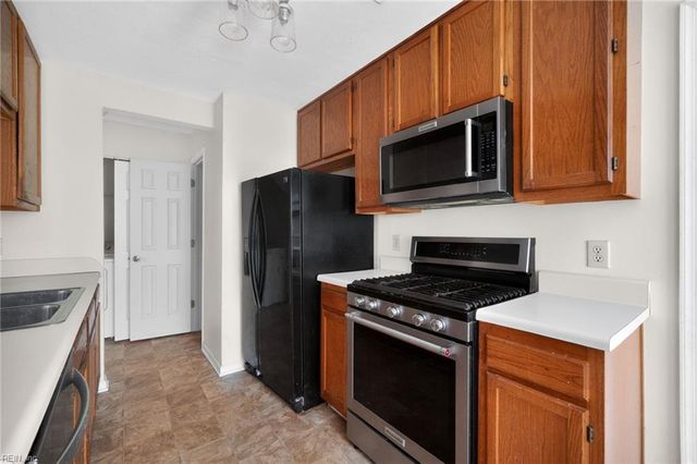 104 White Ridge LN, Yorktown, VA 23693