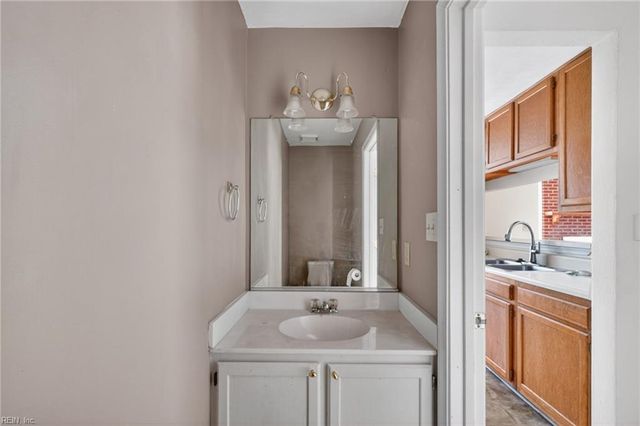 104 White Ridge LN, Yorktown, VA 23693