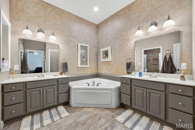 3840 Rooster Ridge Lane, Defiance, MO 63341