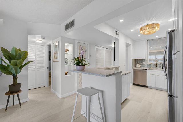 100 Paradise Harbour Boulevard 307, North Palm Beach, FL 33408