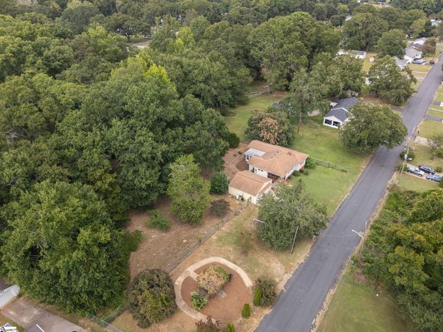 210 Edgewood Avenue, Belton, SC 29627