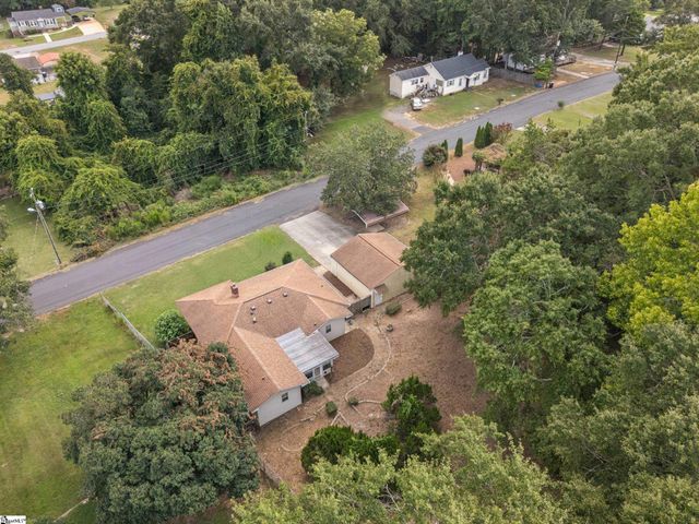 210 Edgewood Avenue, Belton, SC 29627