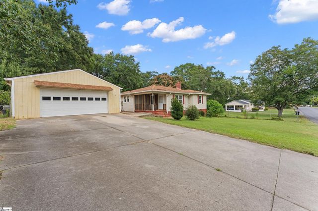 210 Edgewood Avenue, Belton, SC 29627