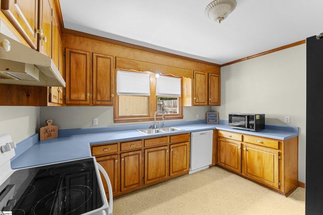 210 Edgewood Avenue, Belton, SC 29627