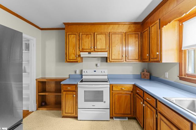 210 Edgewood Avenue, Belton, SC 29627