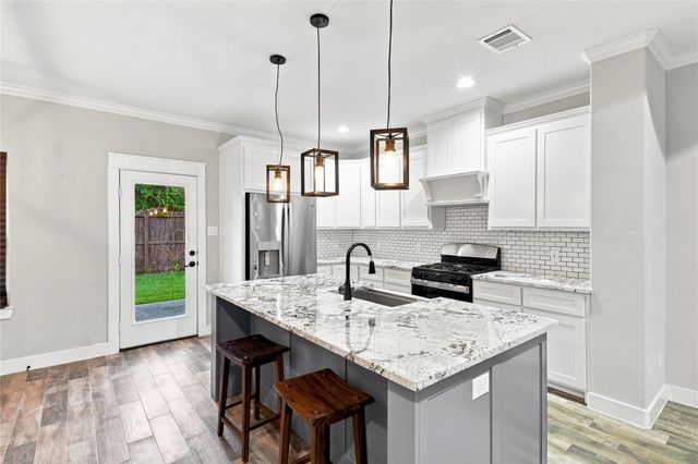 36 Prairie Oaks Drive, La Marque, TX 77510