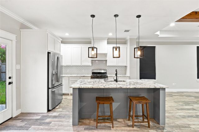 36 Prairie Oaks Drive, La Marque, TX 77510