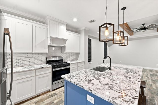 36 Prairie Oaks Drive, La Marque, TX 77510