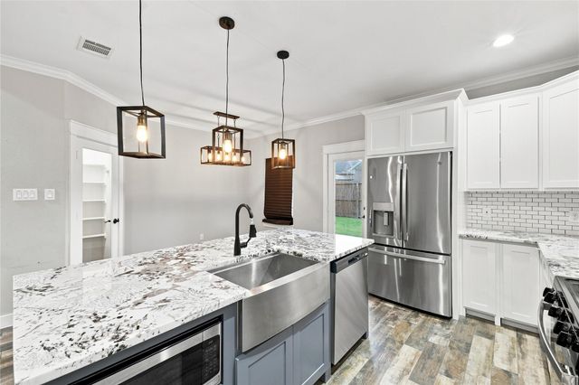 36 Prairie Oaks Drive, La Marque, TX 77510