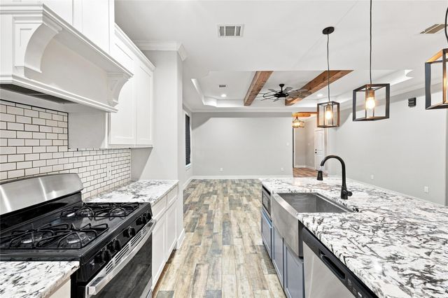 36 Prairie Oaks Drive, La Marque, TX 77510