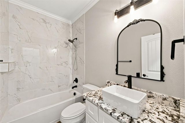 36 Prairie Oaks Drive, La Marque, TX 77510