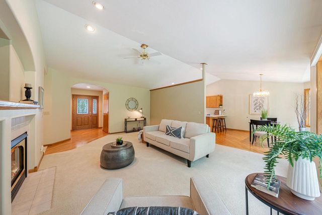 1424 E KEYSTONE LANE, Appleton, WI 54913