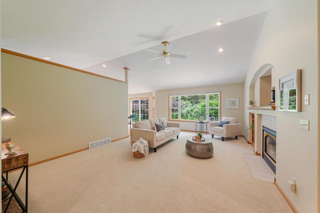 1424 E KEYSTONE LANE, Appleton, WI 54913