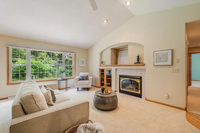 1424 E KEYSTONE LANE, Appleton, WI 54913