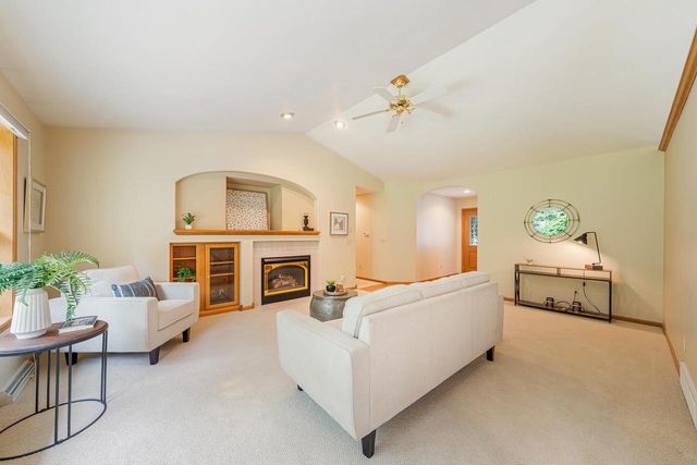 1424 E KEYSTONE LANE, Appleton, WI 54913