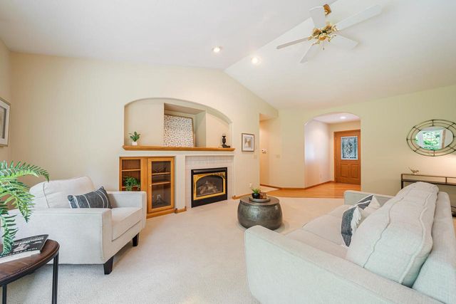 1424 E KEYSTONE LANE, Appleton, WI 54913