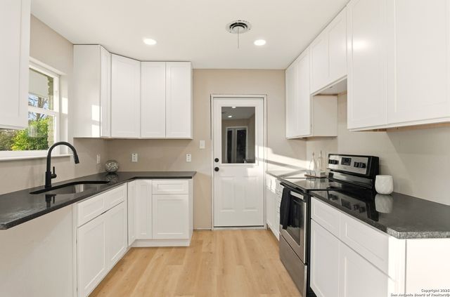 173 National Blvd, Universal City, TX 78148