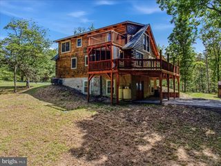 711 CANNON DR, Berkeley Springs, WV 25411
