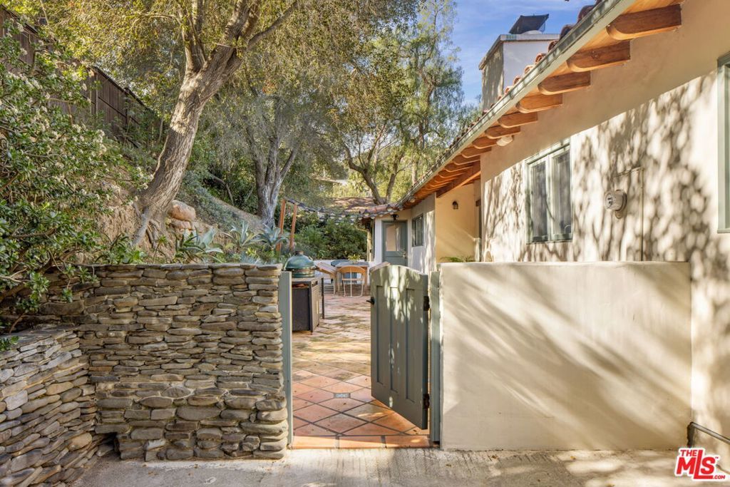 Image 4 of property listing at 20155 Observation Drive, Topanga, CA 90290