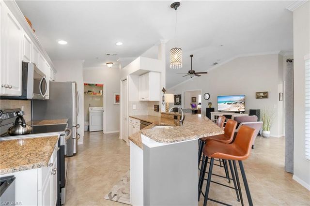 359 Dover PL E204, Naples, FL 34104