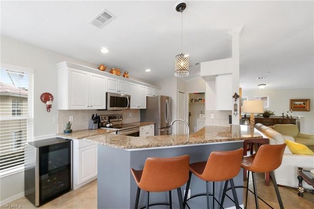 359 Dover PL E204, Naples, FL 34104