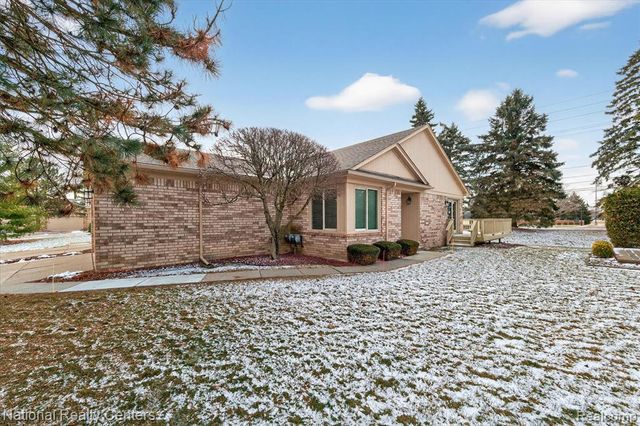 19060 Fortuna Drive 40, Clinton Township, MI 48038