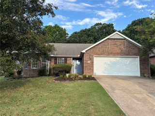 1735 N Glenbrook Place, Fayetteville, AR 72701