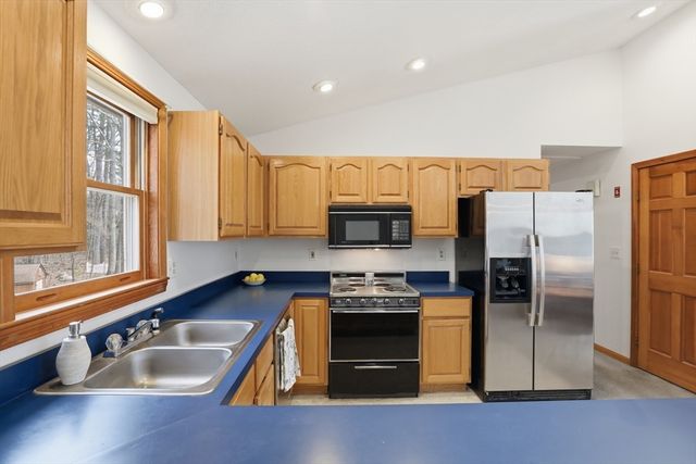 3 Cardinal Circle, Londonderry, NH 03053