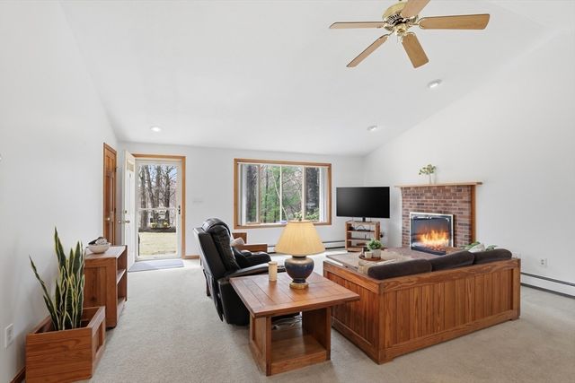 3 Cardinal Circle, Londonderry, NH 03053
