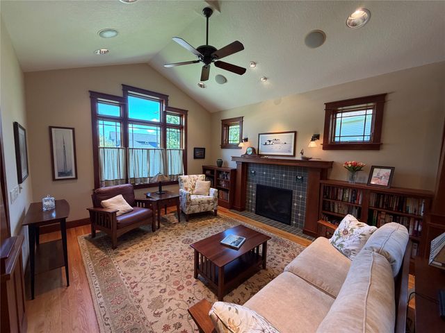 1207 Shadow Lane, Pella, IA 50219