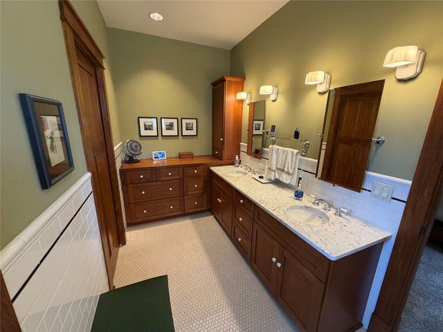 1207 Shadow Lane, Pella, IA 50219