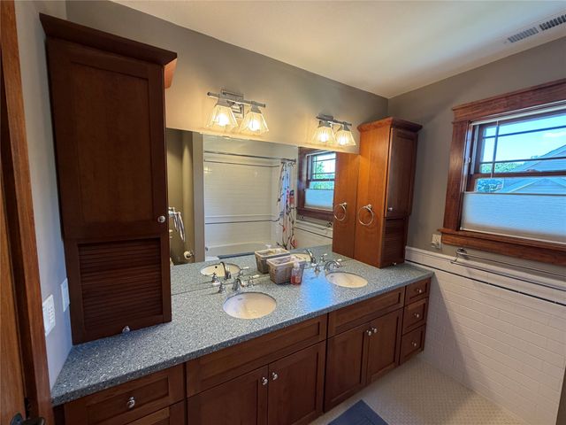 1207 Shadow Lane, Pella, IA 50219