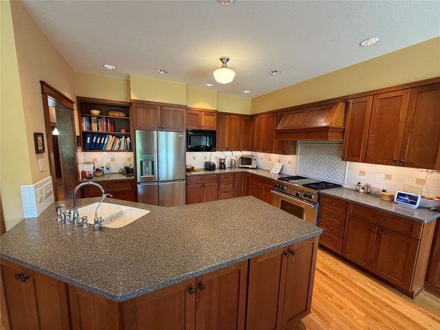 1207 Shadow Lane, Pella, IA 50219