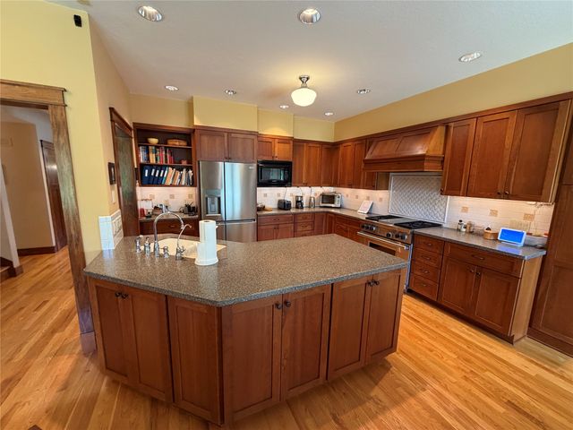 1207 Shadow Lane, Pella, IA 50219